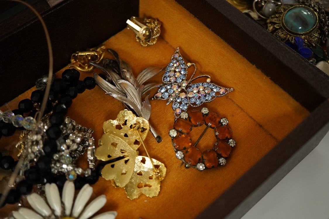 A jewellery box and contents to include an 18ct and plat. single stone sapphire and one (ex two) stone diamond ring, silver and costume jewellery..